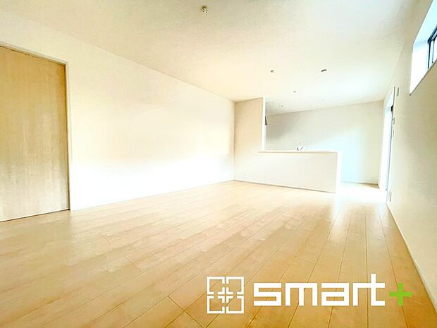 ~穏やかな陽の入るLDK~ ・大きな窓のあるLDKは陽当りも良好で明るい空間となっております。 ・ご家族団らんなど過ごす時間の多いLDKが明るいのは嬉しいポイントですね。