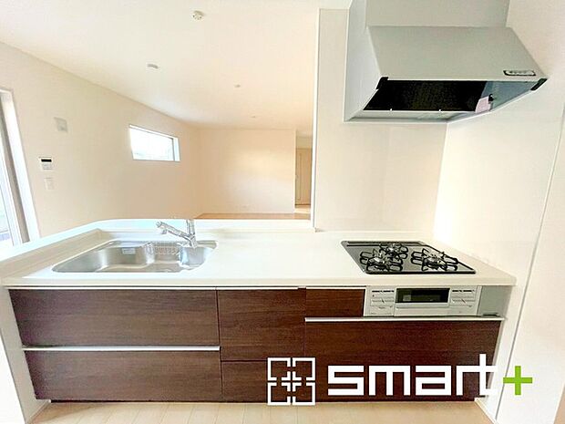 〜人気のカウンターキッチン〜 ・キッチンは人気のカウンタータイプを採用。「ご家族の顔が見える」造りです。 ・汚れの付きづらい天板、水はけの良いシンクなど機能面でも充実の仕様。 