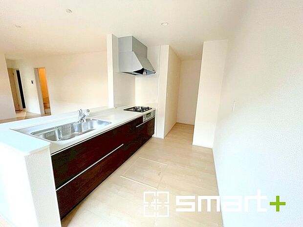 ~使い勝手の良いシステムキッチン~ ・料理がしやすい設計のキッチンでお料理もはかどりますね。 ・もちろんキッチン下部は収納になっておりますので、フライパンなども収納可能です。