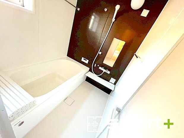 ~浴室乾燥機付きの浴室~ ・浴室には乾燥機が付いているので雨の日でも洗濯物を干すことが可能です。 ・水はけの良い床材など機能面も充実。マイクロバルなどオプションもご相談くださいませ。