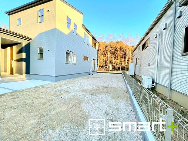 〜お庭もある余裕の敷地〜 ・広々した敷地にはお庭もご用意。お庭があるだけで余裕を感じますね。 ・防草シートや人工芝の敷設などのオプションもお気軽にご相談くださいませ。  