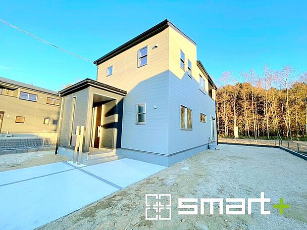 ~明るさを感じる外観~ ・外壁は2トーンカラーを採用し、デザイン性に優れた見た目となっております。 ・帰宅した際にホッと感じるような飽きのこない外観。ぜひ現地でご確認くださいませ。