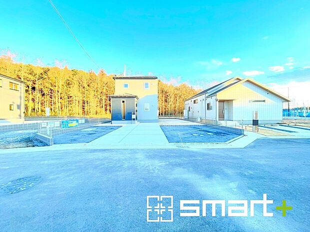 〜閑静な住宅街の立地〜 ・周辺は閑静な住宅街となっておりますので、静かな暮らしをご実現いただけます。 ・前面道路の交通量も多くないので、小さなお子様がいるご家庭でもご安心ですね。 