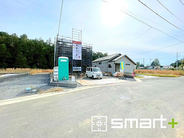   〜閑静な住宅街の立地〜 ・周辺は閑静な住宅街となっておりますので、静かな暮らしをご実現いただけます。 ・前面道路の交通量も多くないので、小さなお子様がいるご家庭でもご安心ですね。 