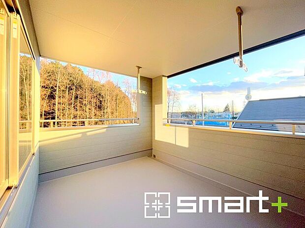 ~屋根付きのバルコニー~ ・バルコニーは屋根付きなので急な雨でも安心です。 ・奥行きもあるので洗濯物が干しやすいのも嬉しいポイントですね。