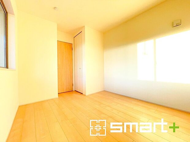 ~2面採光の明るいお部屋~ ・洋室は2面採光とする事で穏やかな陽の入る明るい空間となっております。 ・くつろぎのプライベート時間を明るい空間で穏やかにお過ごしいただけます。