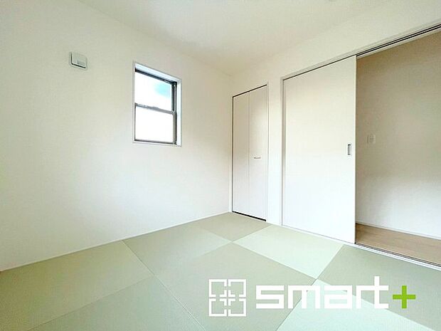 〜「和みの部屋」和室をご用意〜 ・ゴロンと寝転がったり、お子様のいるご家庭ではお子様を寝かしつけたり、などご活用いただける和室をご用意。 ・やはり畳の香りは心が落ち着きますね。 