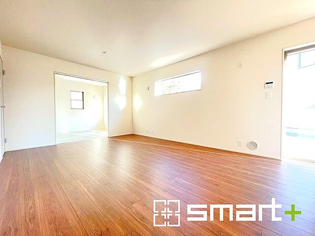 ~ナチュラルな色彩のLDK~ ・自然な風合いの色味で纏められたLDKは家具のコーディネートもしやすくなっております。 ・どんなインテリアにするか、考えるだけでも楽しくなりますね。