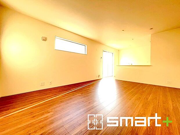 〜穏やかな陽の入るＬＤＫ〜 ・大きな窓のあるＬＤＫは陽当りも良好で明るい空間となっております。 ・ご家族団らんなど過ごす時間の多いＬＤＫが明るいのは嬉しいポイントですね。 