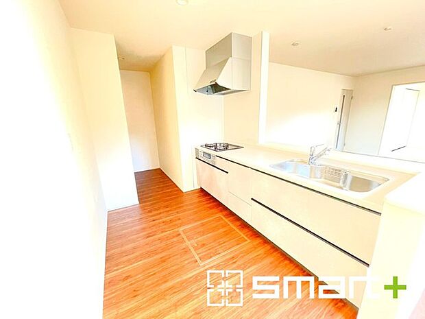 〜使い勝手の良いシステムキッチン〜 ・料理がしやすい設計のキッチンでお料理もはかどりますね。 ・もちろんキッチン下部は収納になっておりますので、フライパンなども収納可能です。 