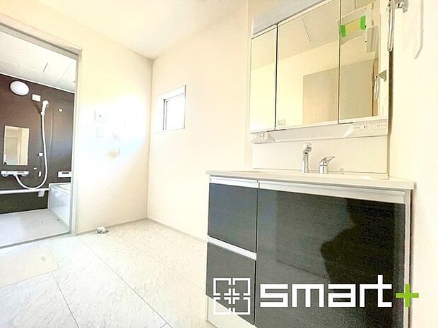 ~人気の三面鏡を採用~ ・洗面台は三面鏡仕様なので鏡の角度を変える事で頭の後ろの方までご確認可能です。 ・鏡の裏が収納になっておりますので、洗面台周りもスッキリと片付きます。