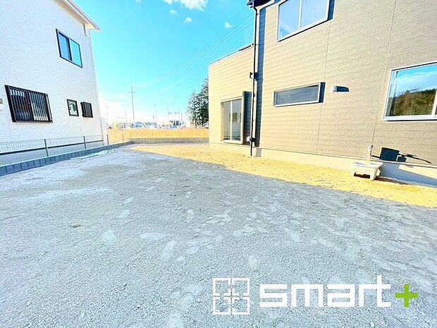 〜お庭もある余裕の敷地〜 ・広々した敷地にはお庭もご用意。お庭があるだけで余裕を感じますね。 ・防草シートや人工芝の敷設などのオプションもお気軽にご相談くださいませ。 