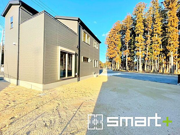 ~シックな色彩の外観を採用~ ・外壁に濃い色を採用する事でモダンな印象のシックな外観となっております。 ・高級感も出るので毎日家に帰るのが誇らしくなります。ぜひ現地でご確認くださいませ。