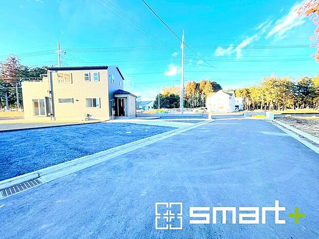 ~十分な広さのある前面道路~ ・前面道路は約6mございますので、お車でのすれ違いも楽々で余計なストレスがかかりません。 ・日々お車での移動が多い方には大切なポイントですね。