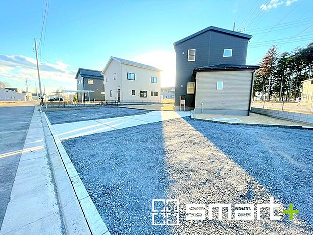 〜駐車場は3台分ご用意〜 ・駐車場は3台分ございますので、車通勤の方や複数台お持ちの方にもお勧めのお住まいです。 ・ご来客の際も安心の余裕の敷地です。 