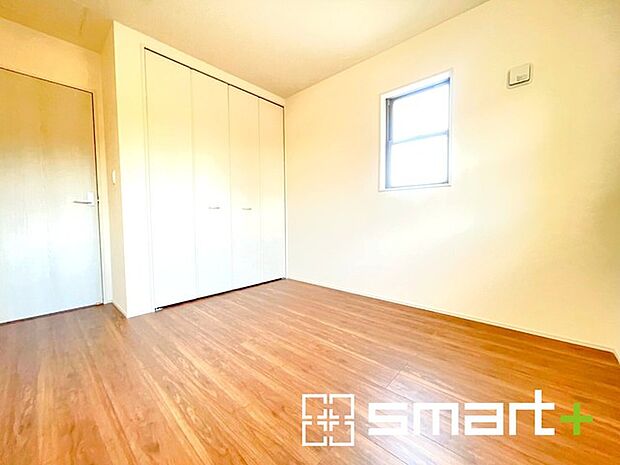 〜自然な風合いの洋室〜 ・ナチュラルな色彩で纏められた洋室は家具のコーディネートもしやすくなっております。 ・どんな家具にするか考えるだけでも楽しくなってきますね。 