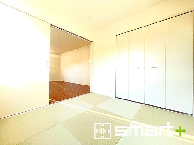 ~「和みの部屋」和室をご用意~ ・ゴロンと寝転がったり、お子様のいるご家庭ではお子様を寝かしつけたり、などご活用いただける和室をご用意。 ・やはり畳の香りは心が落ち着きますね。