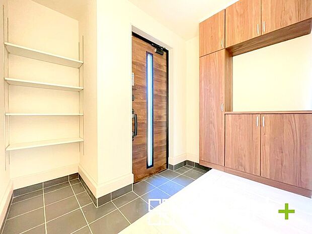 ~余裕の広さの玄関~ ・玄関スペースを大きく取る事でご帰宅された際の開放感が違います。 ・お客様を出迎える顔にもなる玄関、この広さは魅力的ですね。ぜひ現地でご体感くださいませ。