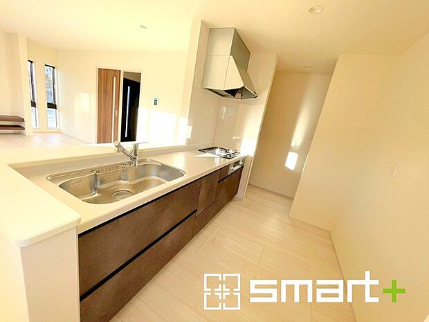 〜使い勝手の良いシステムキッチン〜 ・料理がしやすい設計のキッチンでお料理もはかどりますね。 ・もちろんキッチン下部は収納になっておりますので、フライパンなども収納可能です。 