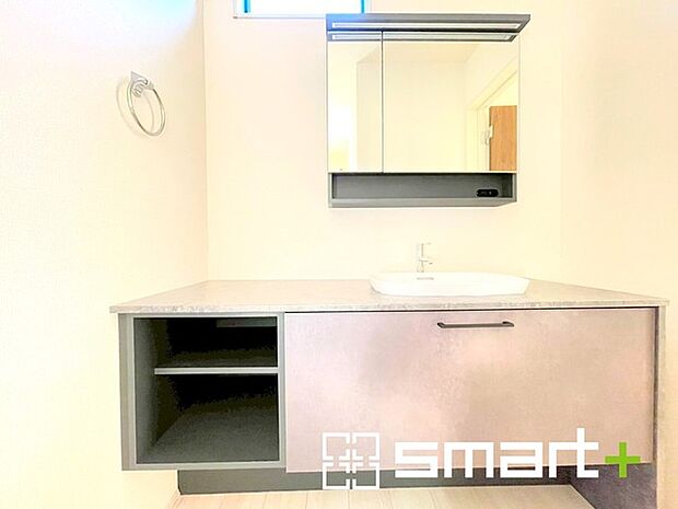 ~余裕のある広さの洗面スペース~ ・洗面スペースを大きめに取る事でリネン置場などにも困らず、洗濯なども楽々行っていただけます。 ・洗面が広い物件は意外と少ないので、ぜひご覧くださいませ。