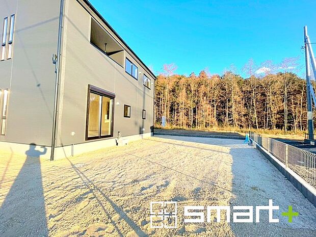 ~お庭もある余裕の敷地~ ・広々した敷地にはお庭もご用意。お庭があるだけで余裕を感じますね。 ・防草シートや人工芝の敷設などのオプションもお気軽にご相談くださいませ。