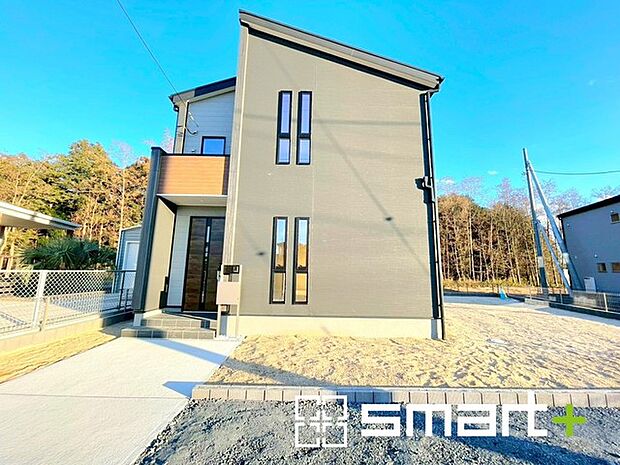 〜シックな色彩の外観を採用〜 ・外壁に濃い色を採用する事でモダンな印象のシックな外観となっております。 ・高級感も出るので毎日家に帰るのが誇らしくなります。ぜひ現地でご確認くださいませ。 