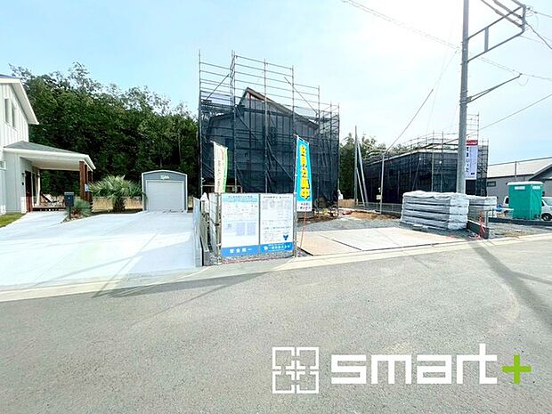 〜閑静な住宅街の立地〜 ・周辺は閑静な住宅街となっておりますので、静かな暮らしをご実現いただけます。 ・前面道路の交通量も多くないので、小さなお子様がいるご家庭でもご安心ですね。 