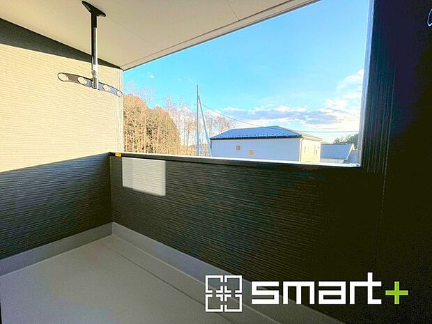 ~屋根付きのバルコニー~ ・バルコニーは屋根付きなので急な雨でも安心です。 ・奥行きもあるので洗濯物が干しやすいのも嬉しいポイントですね。