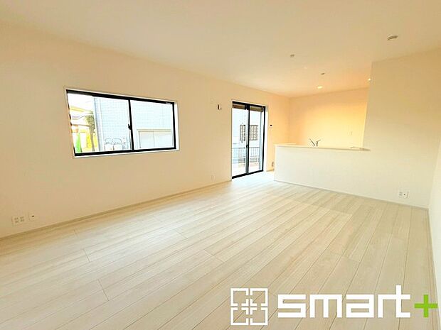 〜穏やかな陽の入るＬＤＫ〜 ・大きな窓のあるＬＤＫは陽当りも良好で明るい空間となっております。 ・ご家族団らんなど過ごす時間の多いＬＤＫが明るいのは嬉しいポイントですね。 