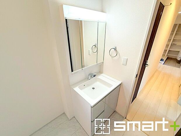 〜シャワー付き洗面台を採用〜 ・洗面台の蛇口がホースで伸びシャワーとしてご利用可能。 ・朝の寝ぐせ直しなどにシャワーを使いたい時、洗面台の掃除をする際にも便利にお使いいただけますよ。 