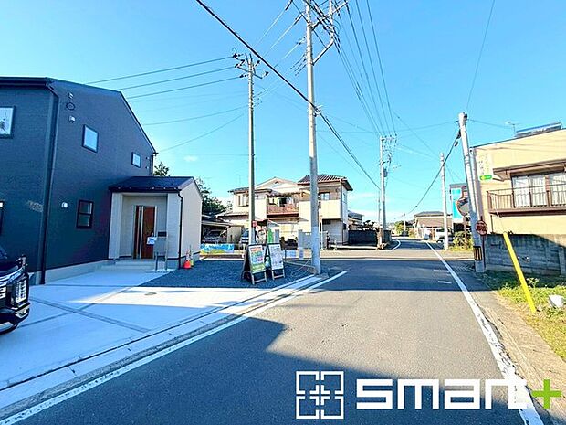 〜閑静な住宅街の立地〜 ・周辺は閑静な住宅街となっておりますので、静かな暮らしをご実現いただけます。 ・前面道路の交通量も多くないので、小さなお子様がいるご家庭でもご安心ですね。 