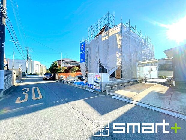 〜閑静な住宅街の立地〜 ・周辺は閑静な住宅街となっておりますので、静かな暮らしをご実現いただけます。 ・前面道路の交通量も多くないので、小さなお子様がいるご家庭でもご安心ですね。 