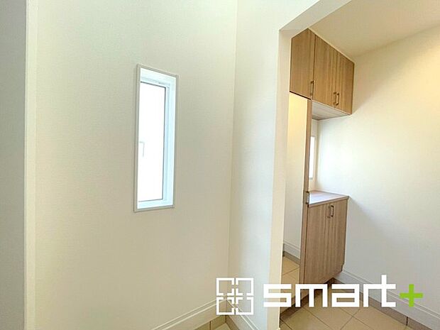 〜お出かけ前の身だしなみも〜 ・シューズボックスに姿見をご用意。 ・朝の忙しい時間もお出かけ前にパっと服装をご確認いただけます。 