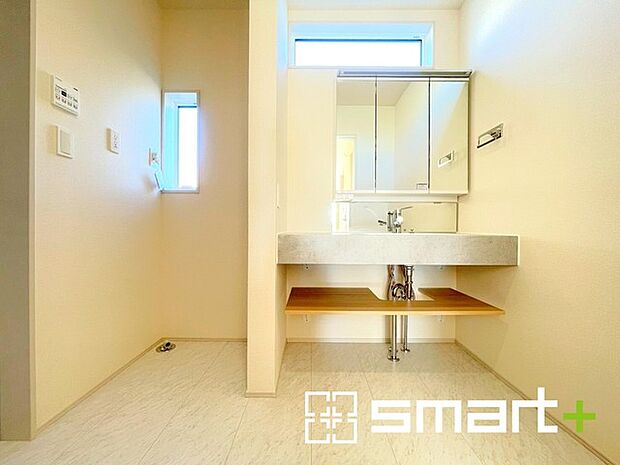 〜人気の三面鏡を採用〜 ・洗面台は三面鏡仕様なので鏡の角度を変える事で頭の後ろの方までご確認可能です。 ・鏡の裏が収納になっておりますので、洗面台周りもスッキリと片付きます。 