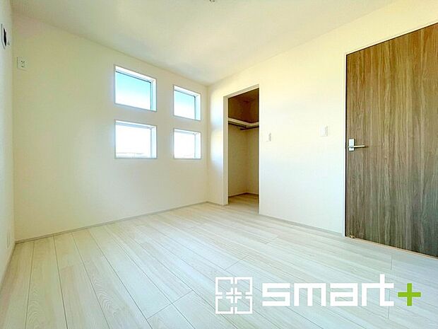 〜自然な風合いの洋室〜 ・ナチュラルな色彩で纏められた洋室は家具のコーディネートもしやすくなっております。 ・どんな家具にするか考えるだけでも楽しくなってきますね。 