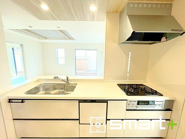 〜人気のカウンターキッチン〜 ・キッチンは人気のカウンタータイプを採用。「ご家族の顔が見える」造りです。 ・汚れの付きづらい天板、水はけの良いシンクなど機能面でも充実の仕様。 