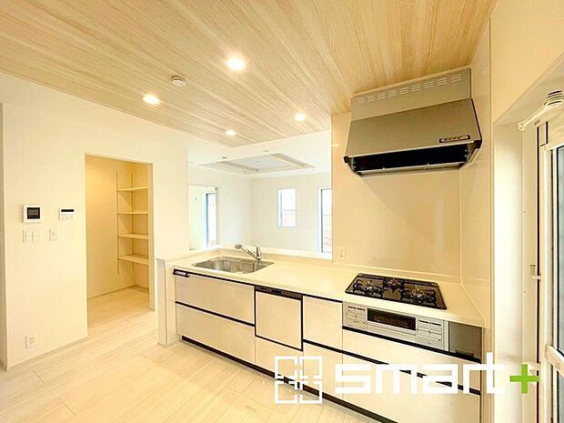 〜使い勝手の良いシステムキッチン〜 ・料理がしやすい設計のキッチンでお料理もはかどりますね。 ・もちろんキッチン下部は収納になっておりますので、フライパンなども収納可能です。 