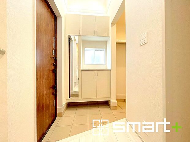 〜玄関回りの収納に〜 ・ベビーカー、お子様の部活道具、ご主人様のゴルフバッグなど多岐多様な物を収納いただける土間収納付きの玄関です。