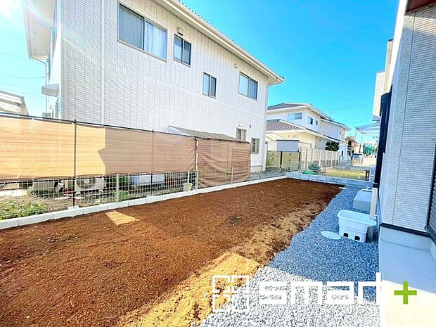 〜お庭もある余裕の敷地〜 ・広々した敷地にはお庭もご用意。お庭があるだけで余裕を感じますね。 ・防草シートや人工芝の敷設などのオプションもお気軽にご相談くださいませ。 