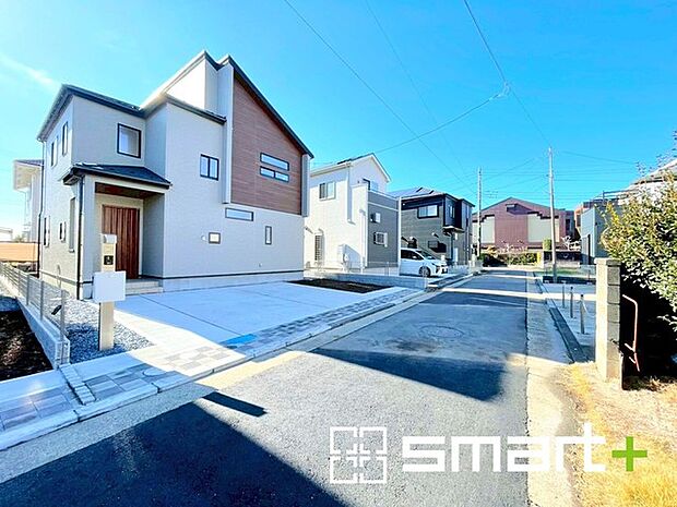 〜十分な広さのある前面道路〜 ・前面道路は約4ｍございますので、お車でのすれ違いも可能で余計なストレスがかかりません。 ・日々お車での移動が多い方には大切なポイントですね。 