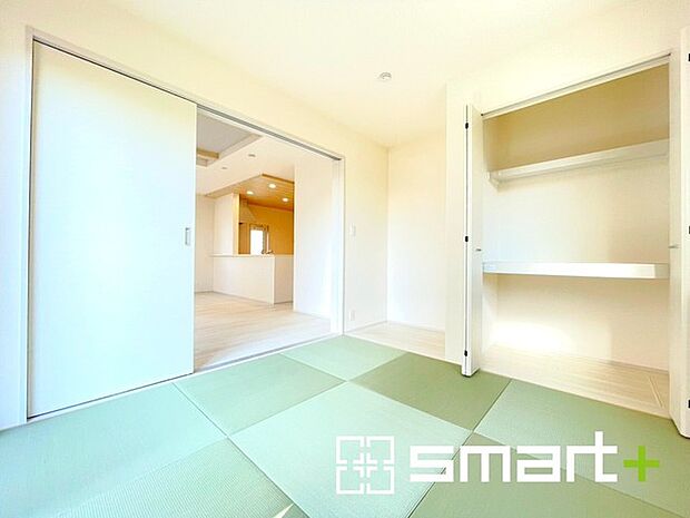 〜「和みの部屋」和室をご用意〜 ・ゴロンと寝転がったり、お子様のいるご家庭ではお子様を寝かしつけたり、などご活用いただける和室をご用意。 ・やはり畳の香りは心が落ち着きますね。 