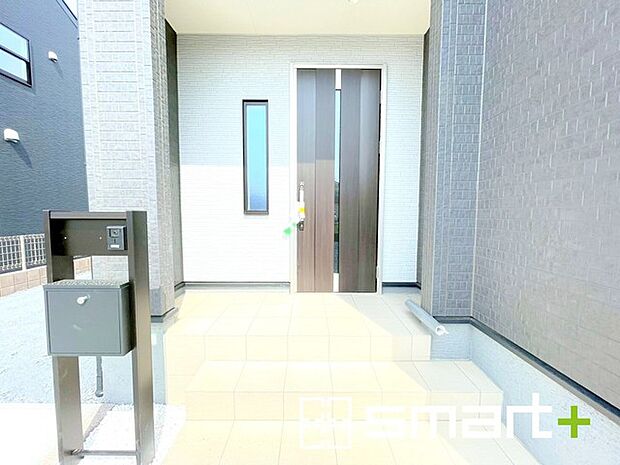～お住まいの顔「玄関」～ ・玄関ドアの上にはもちろん軒がございますので、雨の日でも濡れずに鍵の開閉が可能です。 ・鍵は防犯性に優れたディンプルキーを採用。 