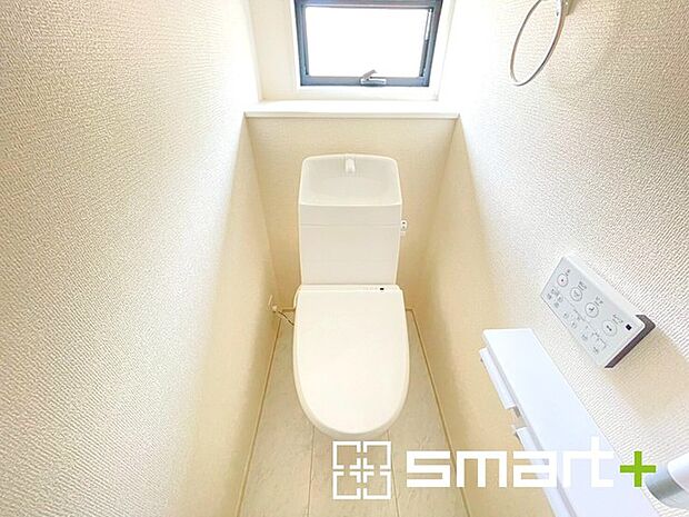 ~やはり便利なタンク式トイレ~ ・最近はタンクレストイレもございますが、タンク式の場合は停電時もお水を流すことが可能。 ・故障時なども比較的費用が安くなるなど、メリットが多くなります。