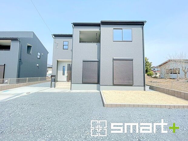 ~お庭もある余裕の敷地~ ・広々した敷地にはお庭もご用意。お庭があるだけで余裕を感じますね。 ・防草シートや人工芝の敷設などのオプションもお気軽にご相談くださいませ。