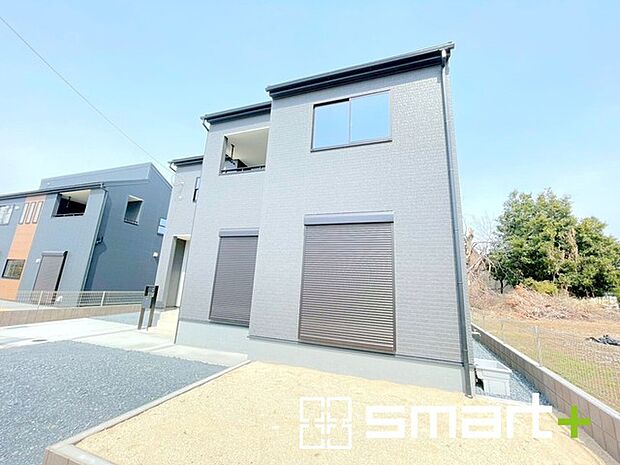 ~ベタ基礎でしっかりとした土台~ ・コンクリートの中に鉄筋を配し強度を高めた「ベタ基礎」を採用。 ・しっかりとした土台を造ったうえで、その上に建物が築造されていきます。