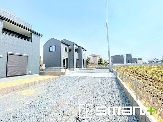 ~閑静な住宅街の立地~ ・周辺は閑静な住宅街となっておりますので、静かな暮らしをご実現いただけます。 ・前面道路の交通量も多くないので、小さなお子様がいるご家庭でもご安心ですね。