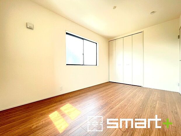 ～2面採光の明るいお部屋～ ・洋室は2面採光とする事で穏やかな陽の入る明るい空間となっております。 ・くつろぎのプライベート時間を明るい空間で穏やかにお過ごしいただけます。 