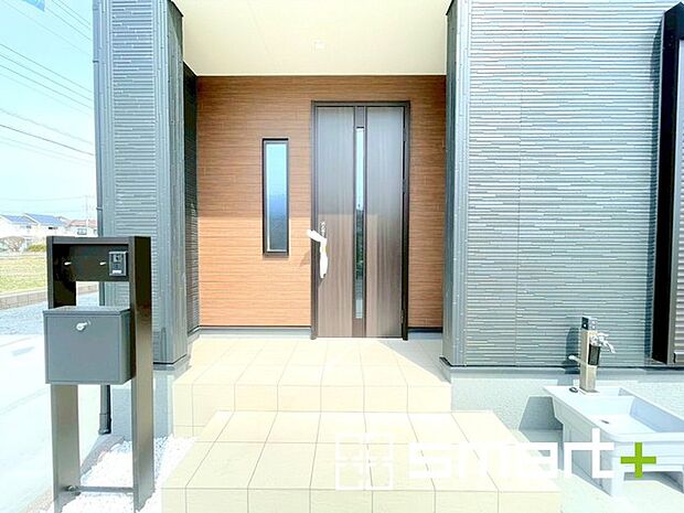 ~お住まいの顔「玄関」~ ・玄関ドアの上にはもちろん軒がございますので、雨の日でも濡れずに鍵の開閉が可能です。 ・鍵は防犯性に優れたディンプルキーを採用。