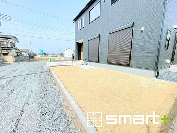 ~お庭もある余裕の敷地~ ・広々した敷地にはお庭もご用意。お庭があるだけで余裕を感じますね。 ・防草シートや人工芝の敷設などのオプションもお気軽にご相談くださいませ。