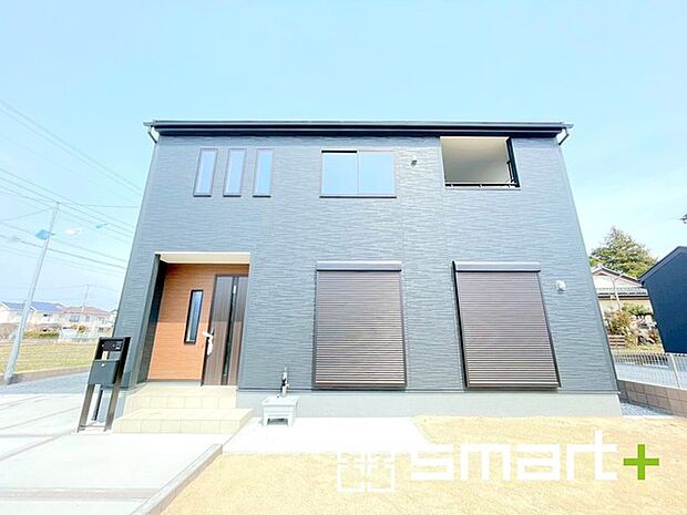 ~シックな色彩の外観を採用~ ・外壁に濃い色を採用する事でモダンな印象のシックな外観となっております。 ・高級感も出るので毎日家に帰るのが誇らしくなります。ぜひ現地でご確認くださいませ。